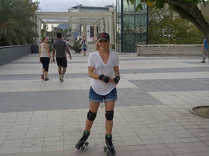 Shakira hat sogar auf Rollschuhen einen sexy Hüftschwung