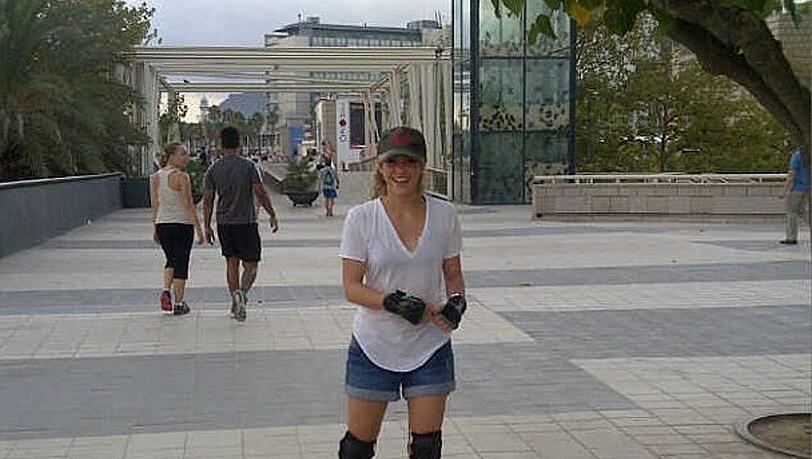 Shakira hat sogar auf Rollschuhen einen sexy Hüftschwung Shakira hat sogar auf Rollschuhen einen sexy Hüftschwung