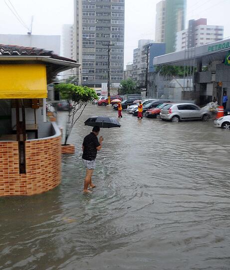In Recife erwartet die USA und Deutschland eine Wasserschlacht. Die irren Regen-Bilder aus Recife!