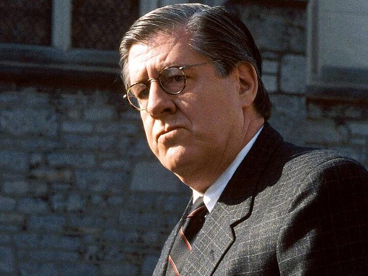 Im "Club der Cäsaren" ("The Emperor's Club", 2002) spielte Edward Herrmann den strengen Rektor Woodbridge