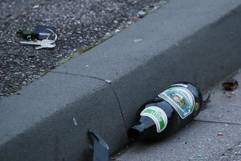 Ein Atemalkohol-Test bei dem BMW-Fahrer ergab einen Wert von 1,6 Promille, er wurde daraufhin von der Polizeistreife nach Mühldorf in Krankenhaus gebracht.