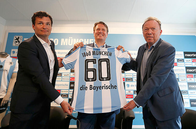 Von links: Dominik Scherf (Teamleiter von 1860-Vermarkter Infront), Martin Gräfer (Vorstand Die Bayerische) und Peter Cassalette (Präsident TSV 1860) präsentieren das neue Trikot mit neuem Hauptsponsor.