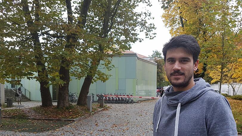 So nah und doch so fern: Kerem Schamberger sollte seit dem 1. Oktober an der LMU arbeiten – wie es weitergeht, weiß er nicht. So nah und doch so fern: Kerem Schamberger sollte seit dem 1. Oktober an der LMU arbeiten – wie es weitergeht, weiß er nicht.
