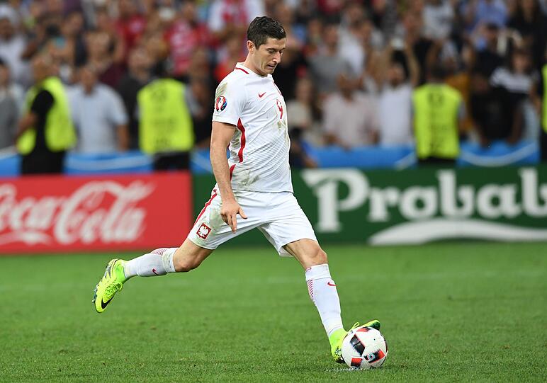 Für Robert Lewandowski und seine Polen geht es noch um viel. Zwar führen die Polen die Gruppe E an, doch dahinter lauern mit jeweils nur drei Zählern Rückstand Montenegro und Dänemark. Gegen Armenien muss also unbedingt ein Sieg her. ein Sieg her, damit es am Sonntag in Warschau gegen Montenegro zum "Endspiel" kommen kann. Bei zwei Niederlagen droht Lewandowski und Co. sogar noch Platz drei.