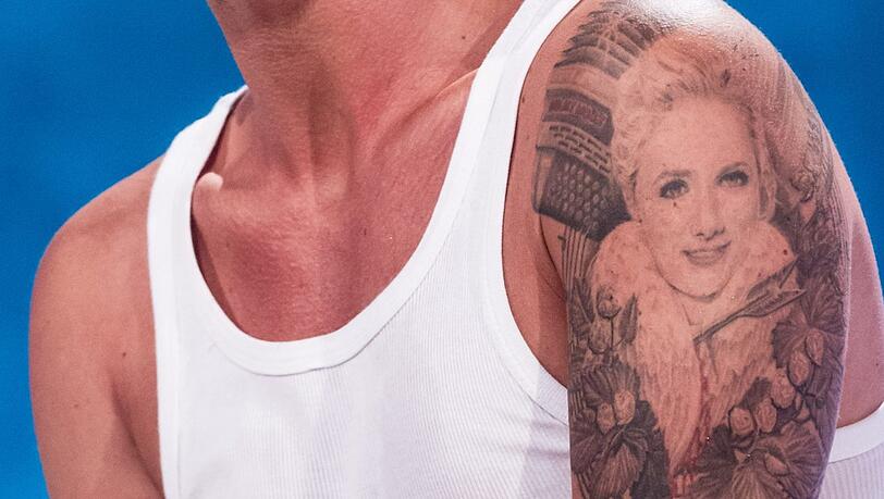 Das Tattoo von Florian Silbereisen zeigt das Profil von Helene Fischer. Das Tattoo von Florian Silbereisen zeigt das Profil von Helene Fischer.