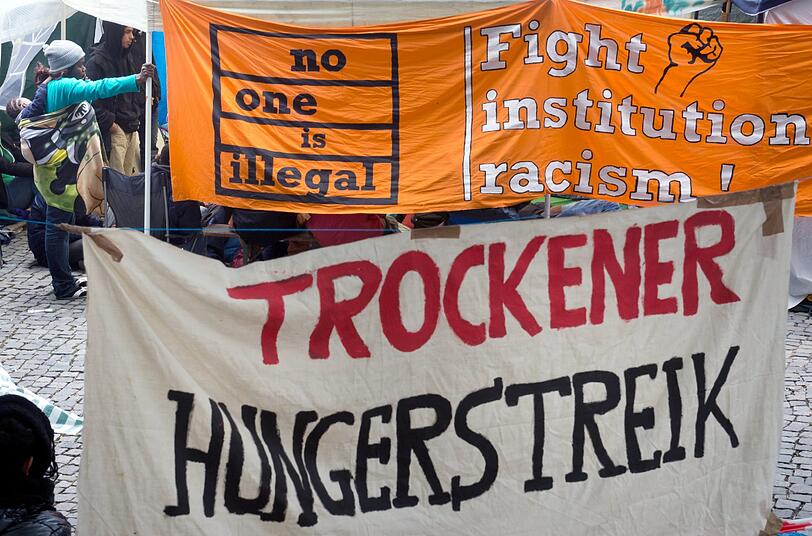 Hungerstreikende sind am 27.06.2013 in München vor dem Lager mit etwa 70 Menschen zu sehen, die ohne zu essen und seit drei Tagen auch ohne zu trinken für die Anerkennung ihrer Asylanträge kämpfen.