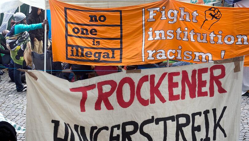 Hungerstreikende sind am 27.06.2013 in München vor dem Lager mit etwa 70 Menschen zu sehen, die ohne zu essen und seit drei Tagen auch ohne zu trinken für die Anerkennung ihrer Asylanträge kämpfen. Hungerstreikende sind am 27.06.2013 in München vor dem Lager mit etwa 70 Menschen zu sehen, die ohne zu essen und seit drei Tagen auch ohne zu trinken für die Anerkennung ihrer Asylanträge kämpfen.