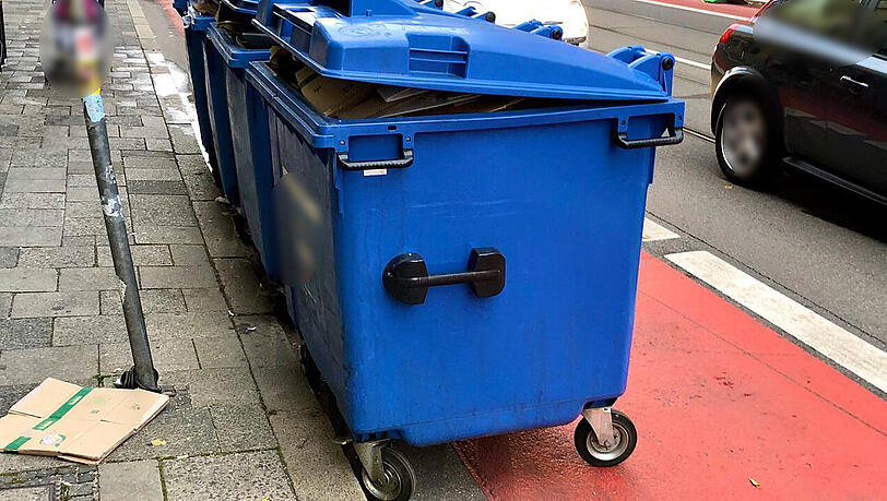 Für Müllcontainer ist in der Fraunhoferstraße kein Platz mehr: Sie stehen mitten auf den Radwegen.