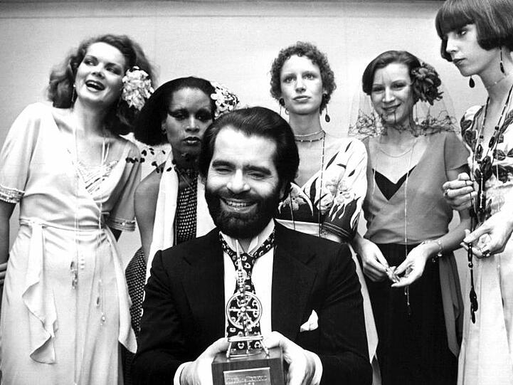 Karl Lagerfeld inmitten einiger Models im Jahr 1973.