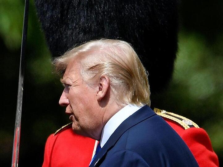 Donald Trump nimmt die Ehrenwache im Garten des Buckingham Palastes ab.