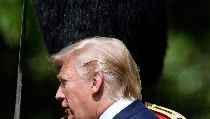 Donald Trump nimmt die Ehrenwache im Garten des Buckingham Palastes ab. Donald Trump nimmt die Ehrenwache im Garten des Buckingham Palastes ab.