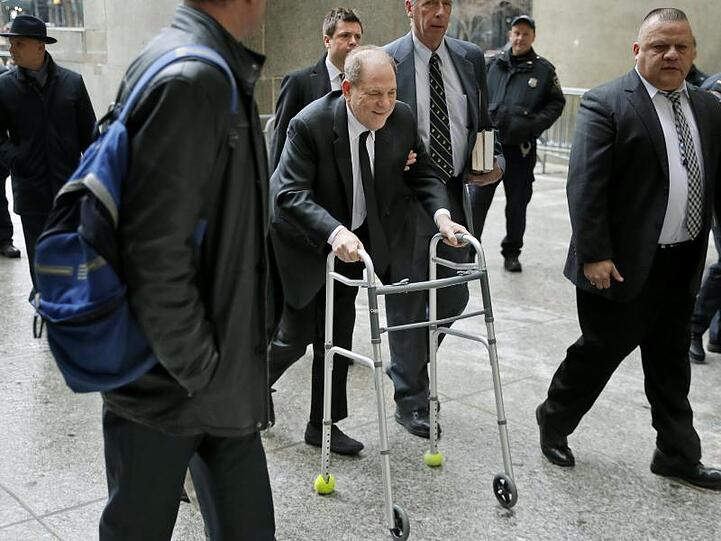 Harvey Weinstein kommt mit einer Gehhilfe am Obersten Gericht des Bundesstaates New York in Manhattan an.