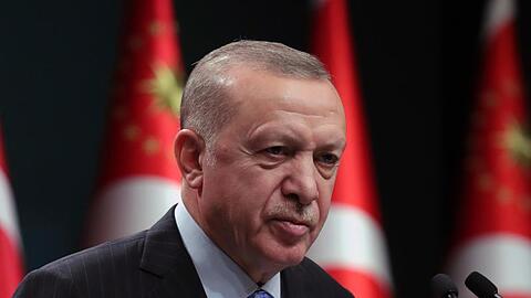 Recep Tayyip Erdogan während einer Pressekonferenz. Der türkische Präsident ersetzt seinen Finanzminister - die Währung der Türkei befindet sich schon länger auf Talfahrt.
