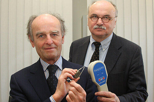 Gefäß-Chirurg Prof. Dieter Raithel (links) zeigt den Impulsgeber, den er im Brustkorb implantiert, Psychiatrie-Chefarzt Dr. Dr. Günter Niklewski hat das Steuergerät in der Hand.Foto: bayernpress
