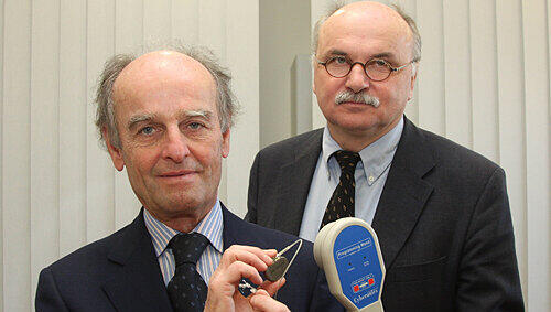 Gefäß-Chirurg Prof. Dieter Raithel (links) zeigt den Impulsgeber, den er im Brustkorb implantiert, Psychiatrie-Chefarzt Dr. Dr. Günter Niklewski hat das Steuergerät in der Hand.Foto: bayernpress Gefäß-Chirurg Prof. Dieter Raithel (links) zeigt den Impulsgeber, den er im Brustkorb implantiert, Psychiatrie-Chefarzt Dr. Dr. Günter Niklewski hat das Steuergerät in der Hand.Foto: bayernpress