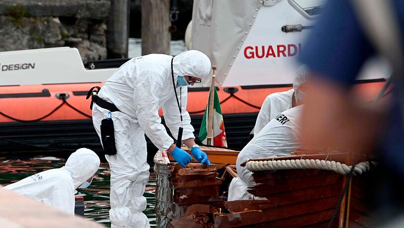 Italienische Forensiker begutachten den Schaden an einem der an dem Unfall beteiligten Boote.