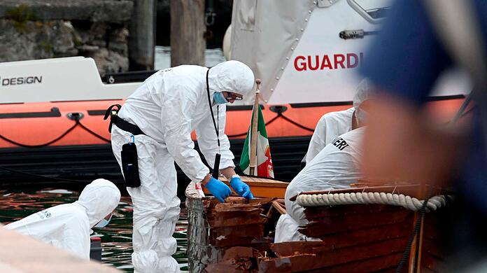 Italienische Forensiker begutachten den Schaden an einem der an dem Unfall beteiligten Boote.