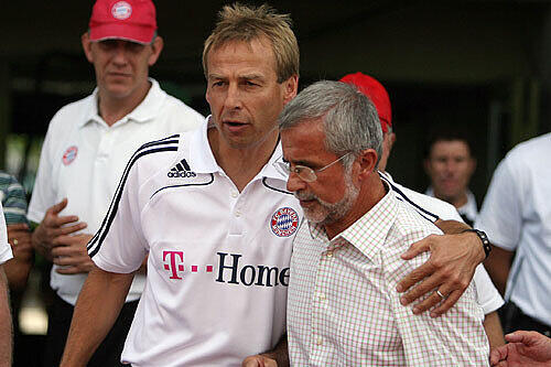 Trainer Jürgen Klinsmann (l.) mit Bayern-Legende Gerd Müller, der nun Namensgeber für das Stadion in Nördlingen ist.