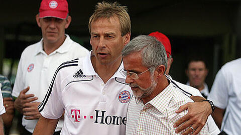 Trainer Jürgen Klinsmann (l.) mit Bayern-Legende Gerd Müller, der nun Namensgeber für das Stadion in Nördlingen ist.
