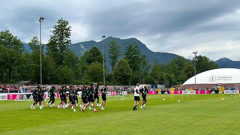 Am Donnerstagmorgen trainierte Neuzugang Kim Min-jae (4.v.r.) erstmals mit dem Team. Am Donnerstagmorgen trainierte Neuzugang Kim Min-jae (4.v.r.) erstmals mit dem Team.