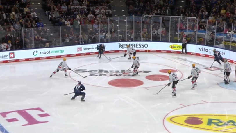 Das freut den Klabauter: Eminger (r. hinten) fälscht Oswalds Pass auf Adam Brooks (u.) ab. Tor, entgegen den Regeln. Das freut den Klabauter: Eminger (r. hinten) fälscht Oswalds Pass auf Adam Brooks (u.) ab. Tor, entgegen den Regeln.