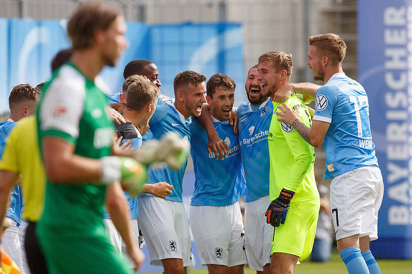 Der TSV 1860 gewinnt nach einem 1:1 über 90 Minuten das Elfmeterschießen gegen Würzburg mit 4:1. Der Held ist Torwart Marco Hiller (2.v.r., daneben Daniel Wein), der die ersten beide Straßstöße der Franken pariert. Der TSV 1860 gewinnt nach einem 1:1 über 90 Minuten das Elfmeterschießen gegen Würzburg mit 4:1. Der Held ist Torwart Marco Hiller (2.v.r., daneben Daniel Wein), der die ersten beide Straßstöße der Franken pariert.