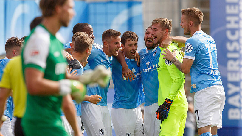 Der TSV 1860 gewinnt nach einem 1:1 über 90 Minuten das Elfmeterschießen gegen Würzburg mit 4:1. Der Held ist Torwart Marco Hiller (2.v.r., daneben Daniel Wein), der die ersten beide Straßstöße der Franken pariert. Der TSV 1860 gewinnt nach einem 1:1 über 90 Minuten das Elfmeterschießen gegen Würzburg mit 4:1. Der Held ist Torwart Marco Hiller (2.v.r., daneben Daniel Wein), der die ersten beide Straßstöße der Franken pariert.
