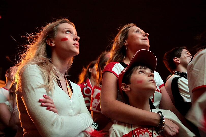 Co-Gastgeber Polen ist aus der EM ausgeschieden, Griechenland steht überraschend im Viertelfinale. Tränen bei den polnischen Fans und Jubel bei den Hellas-Anhängern. Die Bilder.