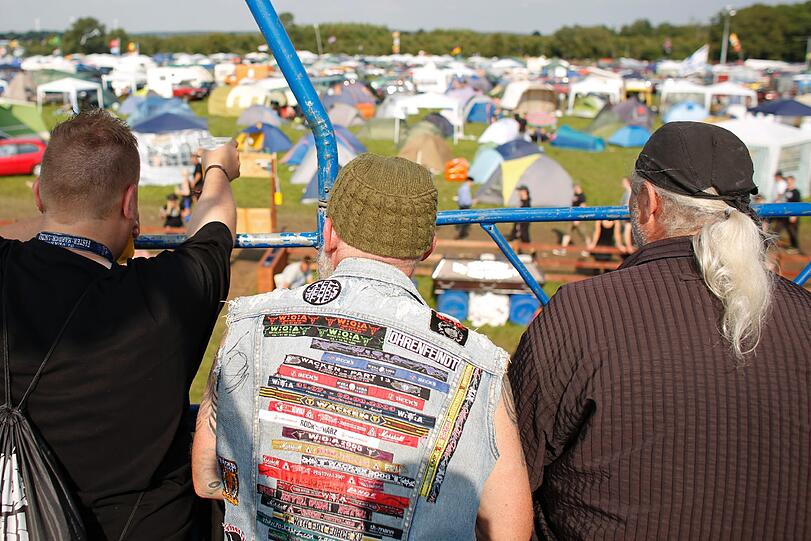 Am Mittwoch kamen die meisten Fans schon angereist, um am Donnerstag das größte Metal-Festival der Welt zu feiern. Aufgrund von Regenfällen waren Teile des Festivalgeländes noch ziemlich matschig - doch wen störts? Die Metall-Fans jedenfalls nicht! Die Bilder von Anreise und erstem Abend