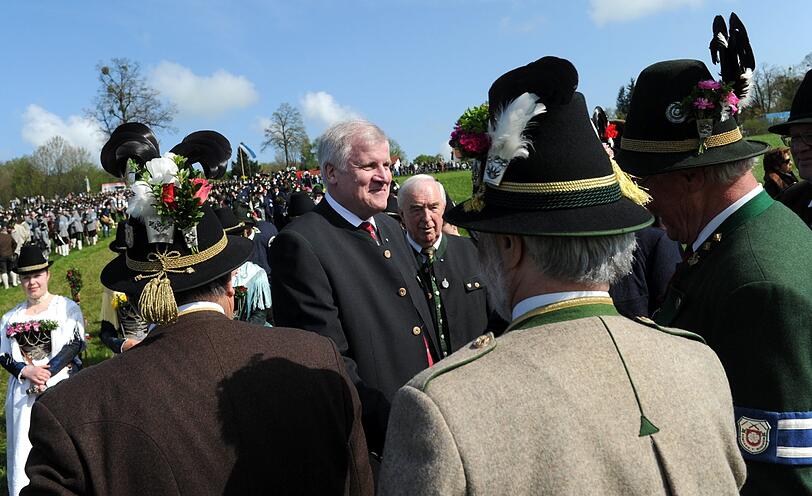 Ministerpräsident Horst Seehofer (CSU) würdigte die Gebirgsschützen als Treuhänder der Tradition, des Brauchtums und des christlichen Glaubens. &bdquo;Tragt die Flamme der Begeisterung weiter mit Engagement und Liebe zur Heimat&ldquo;, sagte Seehofer in seiner kurzen Dankesrede. Der jeweilige Ministerpräsident ist automatisch Schutzherr der Gebirgsschützen.