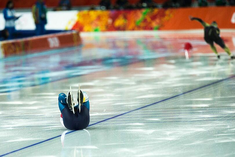 Der pefekte Fall: Den Australier Daniel Gregg haut's beim 500 Speed Skating aufs Hinterteil.