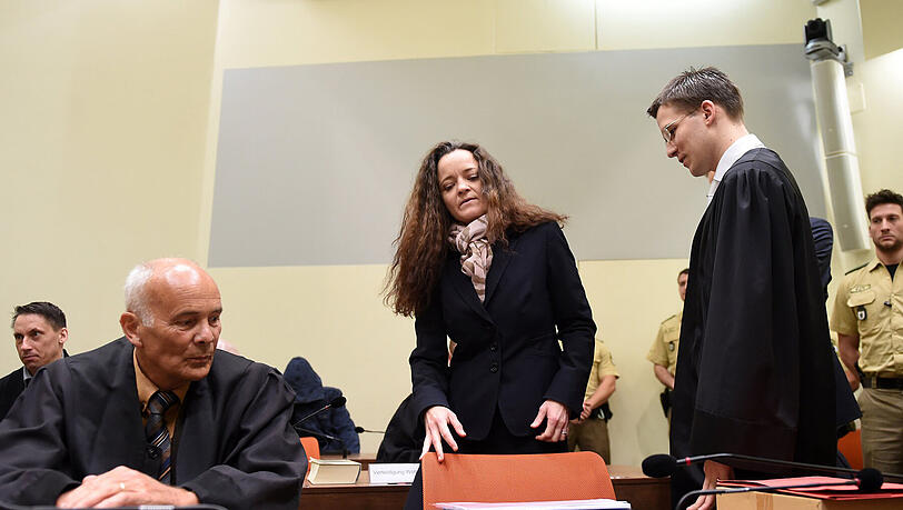 Diesmal zeigt sie sich den Fotografen frontal: Beate Zschäpe mit den Anwälten ihres Vertrauens Hermann Borchert (v.l.) und Mathias Grasel (v.r.).