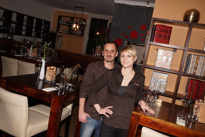 Marion und Oliver Bruckner bieten heimische Weine - und eine exquisite Auswahl davon in schönem Ambiente. Fotos: Daniel von Loeper