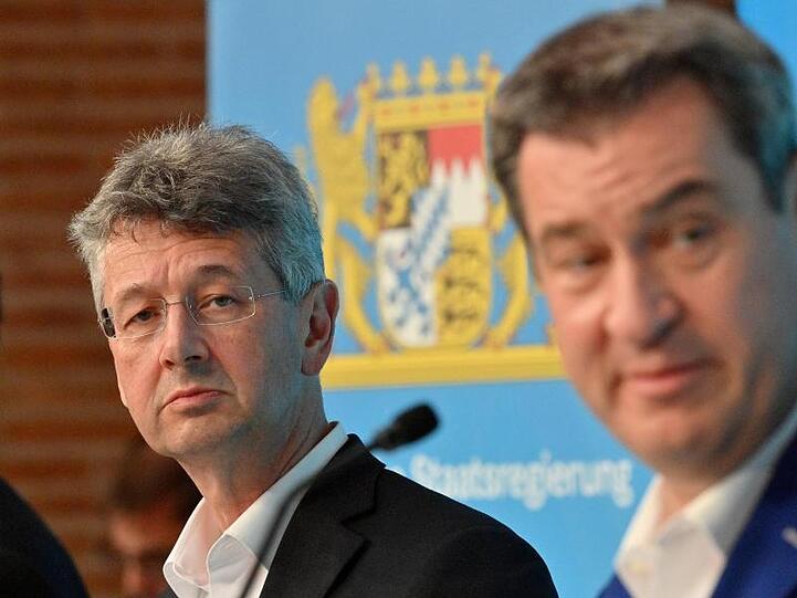 Kultusminister Michael Piazolo (l, Freie Wähler) und Ministerpräsident Markus Söder (CSU). Foto: Peter Kneffel/dpa