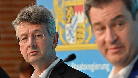 Kultusminister Michael Piazolo (l, Freie Wähler) und Ministerpräsident Markus Söder (CSU). Foto: Peter Kneffel/dpa