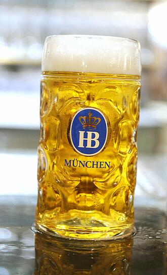 Die Hofbräu-Maß.