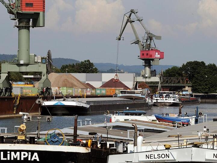 Schiffe liegen im Hafen von Regensburg (Oberpfalz). Foto: picture alliance / dpa/archivbild