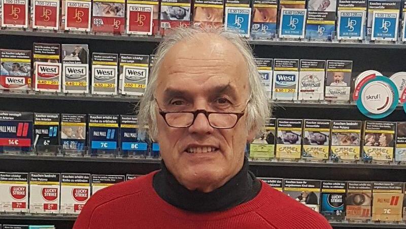 Kioskmitarbeiter Rainer Henning hätte rund 24.000 Euro im Lotto gewonnen - hätte er seinen Systemschein anderswo gekauft. Kioskmitarbeiter Rainer Henning hätte rund 24.000 Euro im Lotto gewonnen - hätte er seinen Systemschein anderswo gekauft.