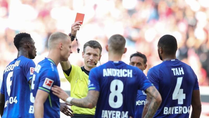 Leverkusen spielte nach einem Platzverweis von Robert Andrich (M) lange Zeit in Unterzahl.