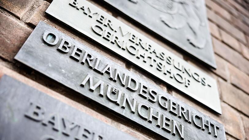 Ein Schild weist auf das Oberlandesgericht hin.
