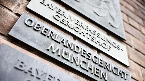 Ein Schild weist auf das Oberlandesgericht hin.
