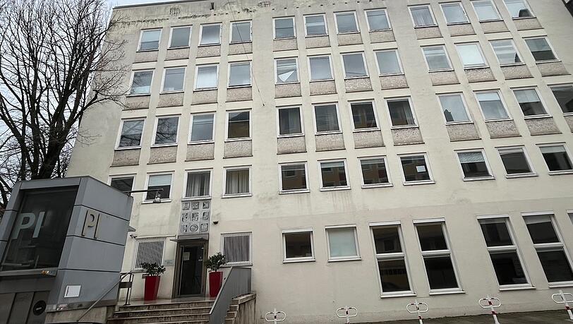 Das Pädagogische Institut von der Rückseite an der Marienstraße aus gesehen. Die Reliefs über dem Eingang zeigen Buchstaben, die Fenster sind mit hellen Steinen unterfangen. Das Pädagogische Institut von der Rückseite an der Marienstraße aus gesehen. Die Reliefs über dem Eingang zeigen Buchstaben, die Fenster sind mit hellen Steinen unterfangen.