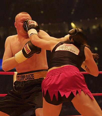 2007 hat Stefan Raab von Regina Halmich ordentlich Schläge einstecken müssen. 2007 hat Stefan Raab von Regina Halmich ordentlich Schläge einstecken müssen.