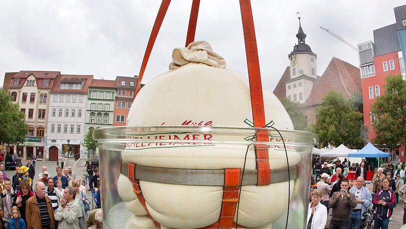 Besucher bestaunen 2010 in Jena den größten Kartoffelkloß der Welt. Im unterfränkischen Dorf Wombach soll nun ein noch größerer Kloß von 400 Kilogramm gekocht und verspeist werden. (Archivbild)