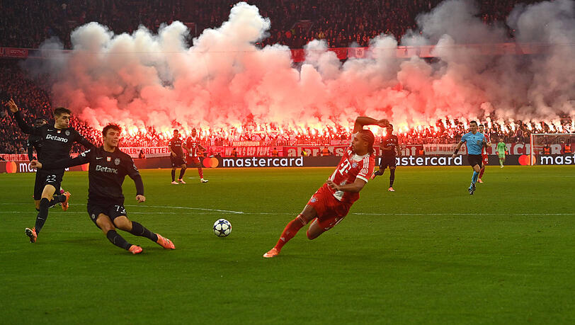 Die Fans des FC Bayern zündeten in der zweiten Halbzeit gegen Sporting Lissabon Pyrotechnik ab. Die Fans des FC Bayern zündeten in der zweiten Halbzeit gegen Sporting Lissabon Pyrotechnik ab.