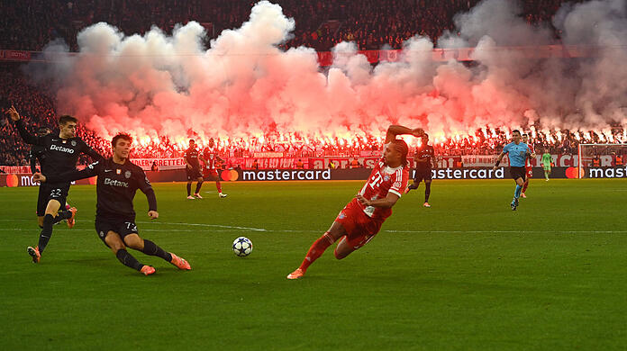 Die Fans des FC Bayern zündeten in der zweiten Halbzeit gegen Sporting Lissabon Pyrotechnik ab. Die Fans des FC Bayern zündeten in der zweiten Halbzeit gegen Sporting Lissabon Pyrotechnik ab.