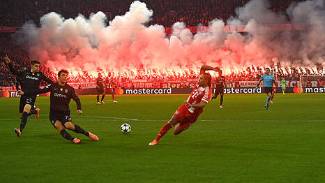 Die Fans des FC Bayern z&uuml;ndeten in der zweiten Halbzeit gegen Sporting Lissabon Pyrotechnik ab.