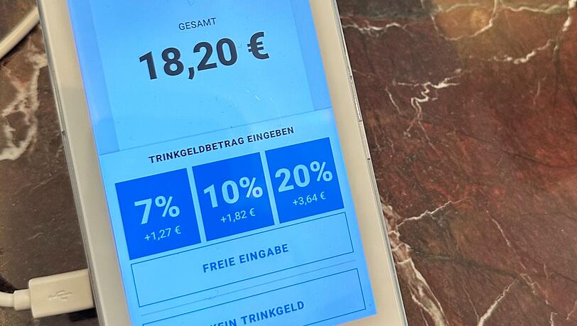 Zwei Drittel der Teilnehmer einer Bitkom-Umfrage gaben an, dass Trinkgeldvorschl&auml;ge dazu f&uuml;hren, mehr Trinkgeld zu geben als urspr&uuml;nglich geplant. (Symbolbild)
