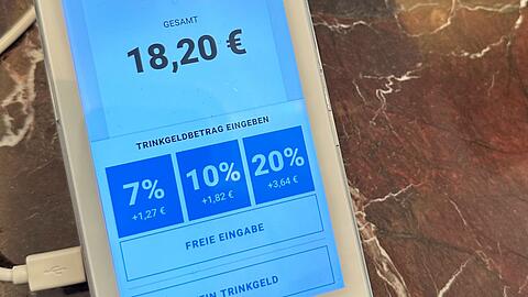 Zwei Drittel der Teilnehmer einer Bitkom-Umfrage gaben an, dass Trinkgeldvorschl&auml;ge dazu f&uuml;hren, mehr Trinkgeld zu geben als urspr&uuml;nglich geplant. (Symbolbild)