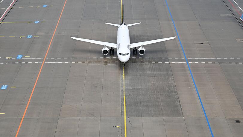 Das Flugzeug stand mehr als eine Stunde nach dem urspr&uuml;nglich geplanten Abflug noch auf dem Vorfeld des Flughafens. (Symbolbild)